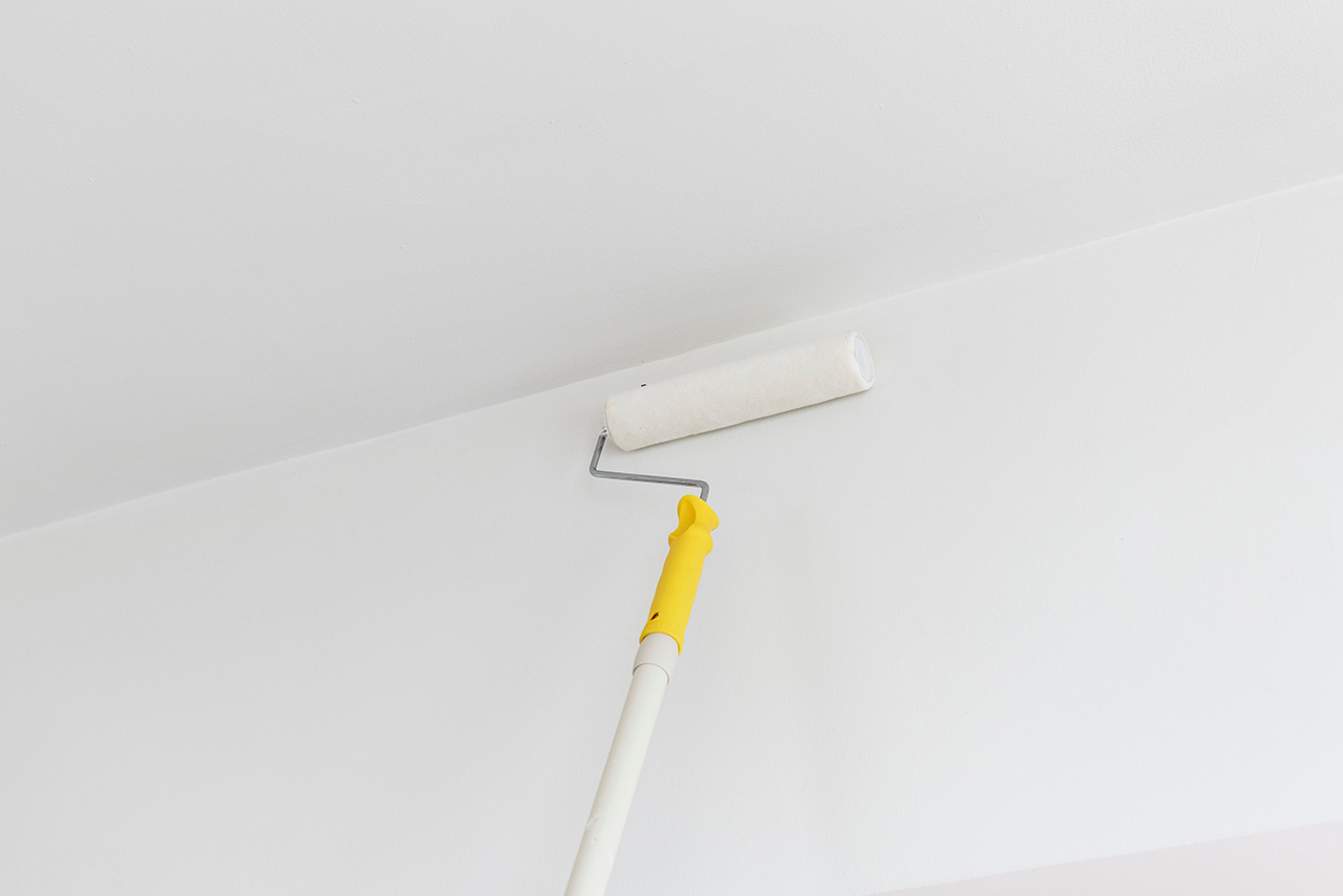 白いペンキで壁を塗装