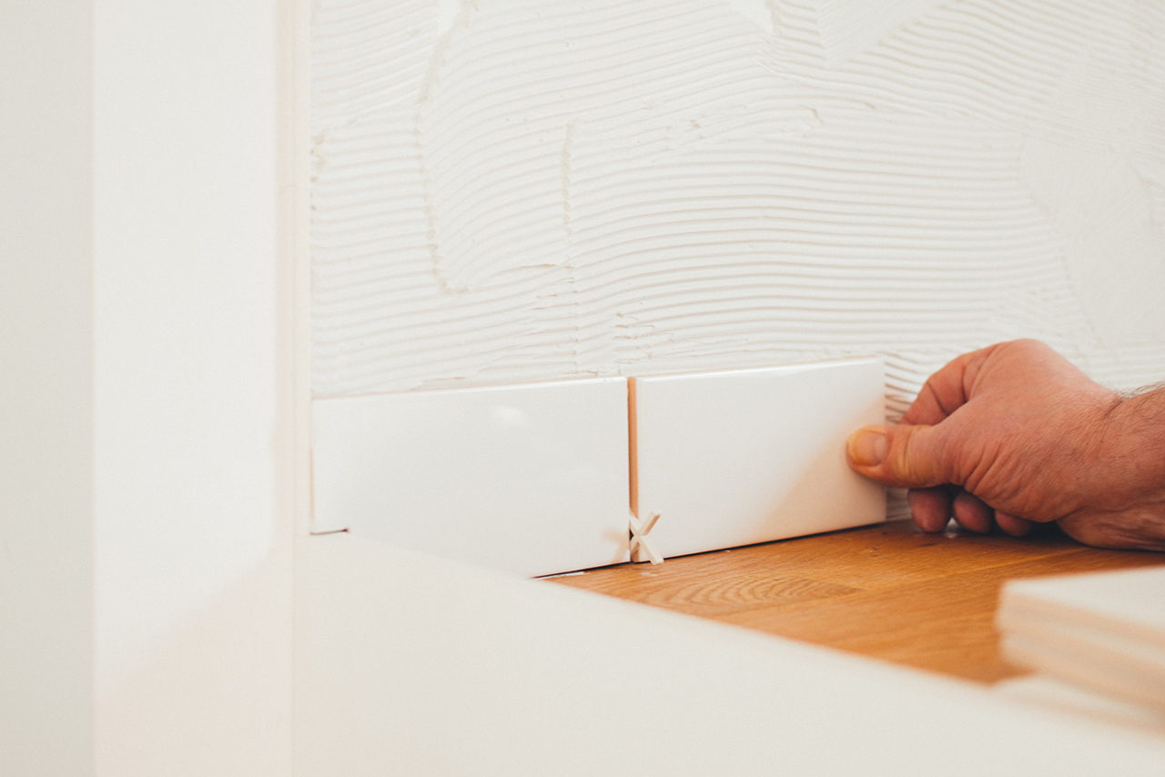 タイルを貼る手